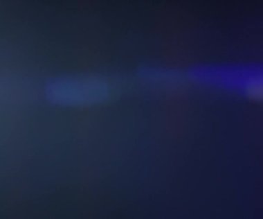 Doğal anamorfik mavi ışıklandırması olan kusursuz bir döngü olan teknolojik mavi optik lens parlıyor..