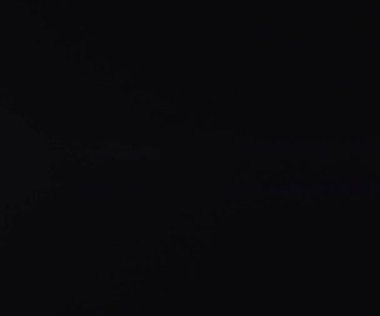 Doğal anamorfik mavi ışıklandırması olan kusursuz bir döngü olan teknolojik mavi optik lens parlıyor..