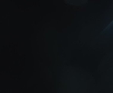 Doğal anamorfik mavi ışıklandırması olan kusursuz bir döngü olan teknolojik mavi optik lens parlıyor..