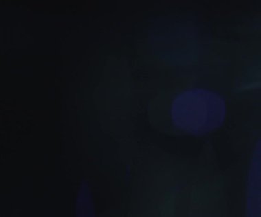 Doğal anamorfik mavi ışıklandırması olan kusursuz bir döngü olan teknolojik mavi optik lens parlıyor..