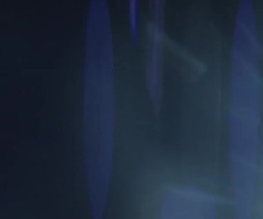 Doğal anamorfik mavi ışıklandırması olan kusursuz bir döngü olan teknolojik mavi optik lens parlıyor..