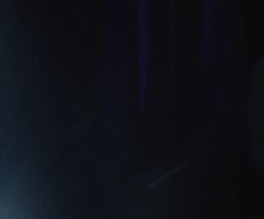 Doğal anamorfik mavi ışıklandırması olan kusursuz bir döngü olan teknolojik mavi optik lens parlıyor..