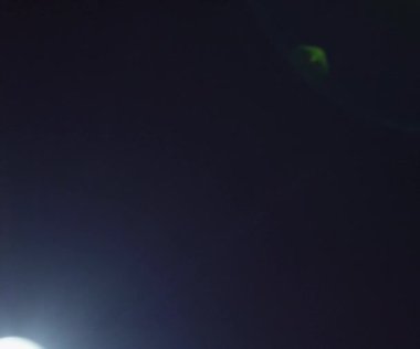 Doğal anamorfik mavi ışıklandırması olan kusursuz bir döngü olan teknolojik mavi optik lens parlıyor..