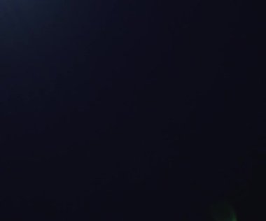 Doğal anamorfik mavi ışıklandırması olan kusursuz bir döngü olan teknolojik mavi optik lens parlıyor..