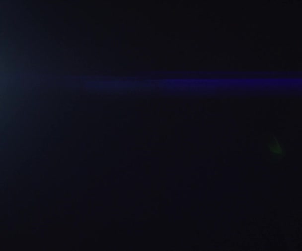 Techy niebieski optyczny obiektyw rozbłyskuje przejście, które jest płynną pętlą z naturalnym anamorficznym niebieskim oświetleniem. — Wideo stockowe