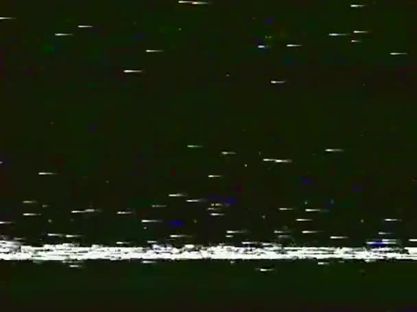 VHS 진짜 결함 소음과 인공물, 오래 된 테이프에서 반짝이는 검은 화면 — 비디오