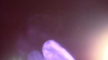 Işık sızıntısı 4K görüntüsü. Lens parlaklığı bokeh örtüleri, yanan alev arka planı. Çekimlerinizi birleştirmek, videoyu biçimlendirmek, geçişlerinizi.