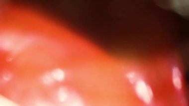 Işık sızıntısı 4K görüntüsü. Lens parlaklığı bokeh örtüleri, yanan alev arka planı. Çekimlerinizi birleştirmek, videoyu biçimlendirmek, geçişlerinizi.