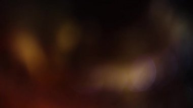 Işık sızıntısı 4K görüntüsü. Lens parlaklığı bokeh örtüleri, yanan alev arka planı. Çekimlerinizi birleştirmek, videoyu biçimlendirmek, geçişlerinizi.