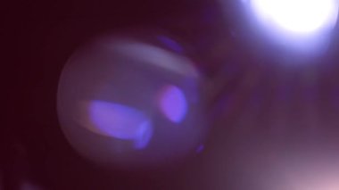 Işık sızıntısı 4K görüntüsü. Lens parlaklığı bokeh örtüleri, yanan alev arka planı. Çekimlerinizi birleştirmek, videoyu biçimlendirmek, geçişlerinizi.