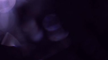 Işık sızıntısı 4K görüntüsü. Lens parlaklığı bokeh örtüleri, yanan alev arka planı. Çekimlerinizi birleştirmek, videoyu biçimlendirmek, geçişlerinizi.