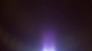 Işık sızıntısı 4K görüntüsü. Lens parlaklığı bokeh örtüleri, yanan alev arka planı. Çekimlerinizi birleştirmek, videoyu biçimlendirmek, geçişlerinizi.