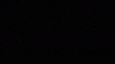 Toz parçacıkları arka plan. Tahıl dokusu. Yoğunlaşmamış beyaz toz karanlıkta uçuyor..