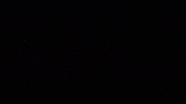 Toz parçacıkları arka plan. Tahıl dokusu. Yoğunlaşmamış beyaz toz karanlıkta uçuyor..