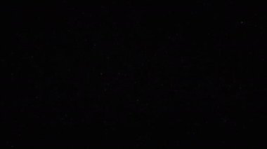 Toz parçacıkları arka plan. Tahıl dokusu. Yoğunlaşmamış beyaz toz karanlıkta uçuyor..