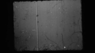 Hasarlı 35 mm 'lik görüntüler. Boş ve eski bir vintage hasarlı 8mm film kasetinin animasyonu