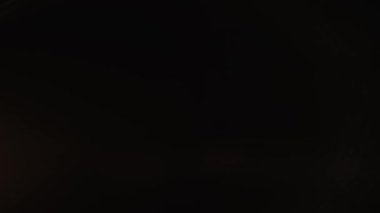 Doğal anamorfik mavi ışıklandırması olan kusursuz bir döngü olan teknolojik mavi optik lens parlıyor..