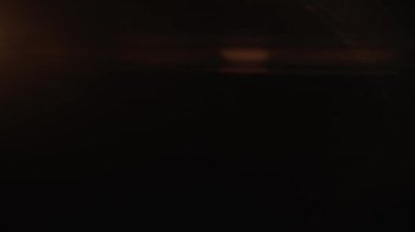 Doğal anamorfik mavi ışıklandırması olan kusursuz bir döngü olan teknolojik mavi optik lens parlıyor..