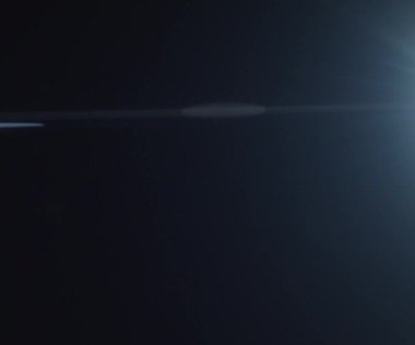 Doğal anamorfik mavi ışıklandırması olan kusursuz bir döngü olan teknolojik mavi optik lens parlıyor..