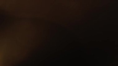 Doğal anamorfik mavi ışıklandırması olan kusursuz bir döngü olan teknolojik mavi optik lens parlıyor..