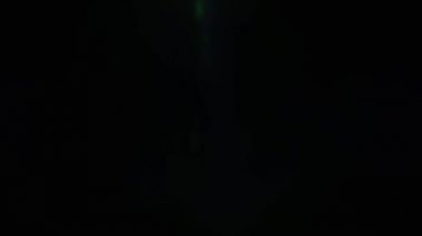 Doğal anamorfik mavi ışıklandırması olan kusursuz bir döngü olan teknolojik mavi optik lens parlıyor..