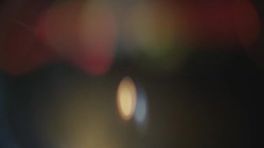 Doğal anamorfik mavi ışıklandırması olan kusursuz bir döngü olan teknolojik mavi optik lens parlıyor..