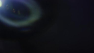 Doğal anamorfik mavi ışıklandırması olan kusursuz bir döngü olan teknolojik mavi optik lens parlıyor..