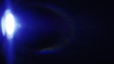Doğal anamorfik mavi ışıklandırması olan kusursuz bir döngü olan teknolojik mavi optik lens parlıyor..