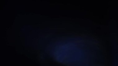 Doğal anamorfik mavi ışıklandırması olan kusursuz bir döngü olan teknolojik mavi optik lens parlıyor..