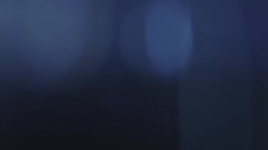 Doğal anamorfik mavi ışıklandırması olan kusursuz bir döngü olan teknolojik mavi optik lens parlıyor..