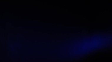 Doğal anamorfik mavi ışıklandırması olan kusursuz bir döngü olan teknolojik mavi optik lens parlıyor..