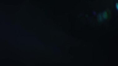 Doğal anamorfik mavi ışıklandırması olan kusursuz bir döngü olan teknolojik mavi optik lens parlıyor..