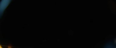 Doğal anamorfik mavi ışıklandırması olan kusursuz bir döngü olan teknolojik mavi optik lens parlıyor..