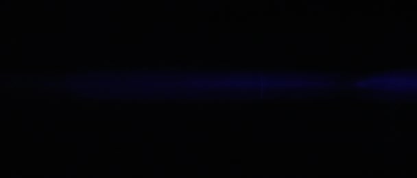Lente óptica azul Techy bengalas transición que es un bucle sin costuras con iluminación azul anamórfica natural. — Vídeos de Stock