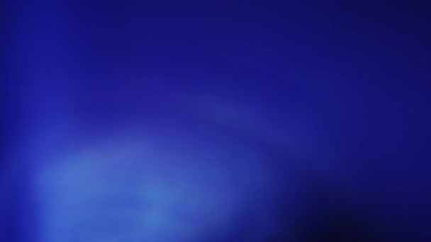Lente óptica azul Techy bengalas transición que es un bucle sin costuras con iluminación azul anamórfica natural. — Vídeos de Stock