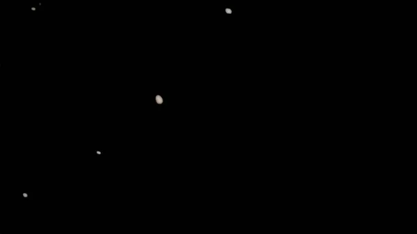 Gece Gökyüzünde Büyük Ateş 'ten yükselen güzel, yakıcı kıvılcımlar. Kara Arkaplan Yavaş Hareketindeki Soyut İzole Ateş Parlayan Parçacıkları. Döngülü 3D animasyon. Hareket eden taraf. 4k Ultra HD 3840x2160.