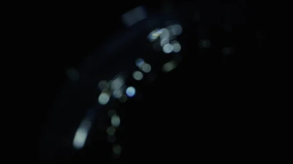 Karanlıkta 4k Soyut Kristal Bokeh. Düzenleme için arkaplanı üst üste koy. Işık Sızıntısı 4K görüntüsü