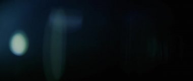 Doğal anamorfik mavi ışıklandırması olan kusursuz bir döngü olan teknolojik mavi optik lens parlıyor..