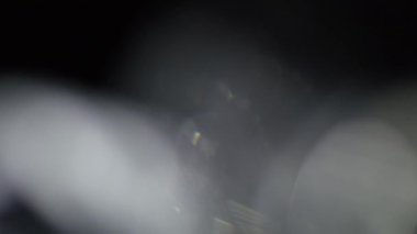 Karanlıkta 4k Soyut Kristal Bokeh. Düzenleme için arkaplanı üst üste koy. Parlak Işık Sızıntısı