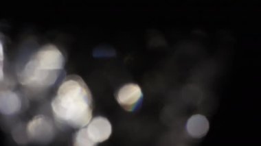 Karanlıkta 4k Soyut Kristal Bokeh. Düzenleme için arkaplanı üst üste koy. Parlak Işık Sızıntısı