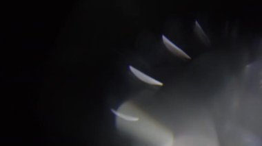 Karanlıkta 4k Soyut Kristal Bokeh. Düzenleme için arkaplanı üst üste koy. Parlak Işık Sızıntısı