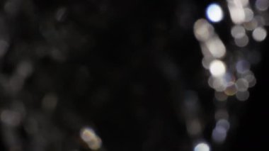 Karanlıkta 4k Soyut Kristal Bokeh. Düzenleme için arkaplanı üst üste koy. Parlak Işık Sızıntısı