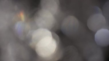 Karanlıkta 4k Soyut Kristal Bokeh. Düzenleme için arkaplanı üst üste koy. Parlak Işık Sızıntısı