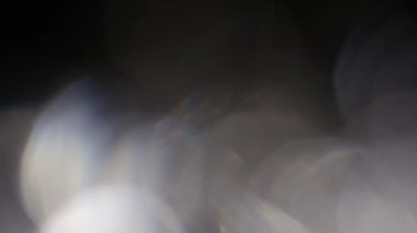 Karanlıkta 4k Soyut Kristal Bokeh. Düzenleme için arkaplanı üst üste koy. Parlak Işık Sızıntısı