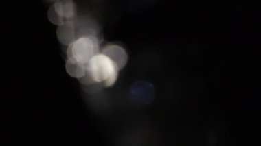 Karanlıkta 4k Soyut Kristal Bokeh. Düzenleme için arkaplanı üst üste koy. Parlak Işık Sızıntısı