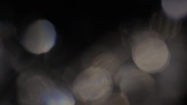 Karanlıkta 4k Soyut Kristal Bokeh. Düzenleme için arkaplanı üst üste koy. Parlak Işık Sızıntısı
