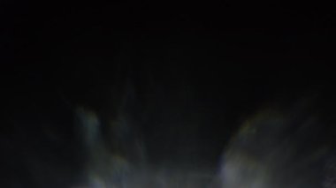Karanlıkta 4k Soyut Kristal Bokeh. Düzenleme için arkaplanı üst üste koy. Parlak Işık Sızıntısı