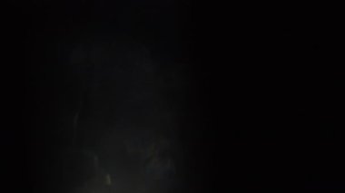 Karanlıkta 4k Soyut Kristal Bokeh. Düzenleme için arkaplanı üst üste koy. Parlak Işık Sızıntısı