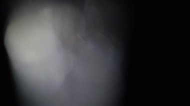 Karanlıkta 4k Soyut Kristal Bokeh. Düzenleme için arkaplanı üst üste koy. Parlak Işık Sızıntısı