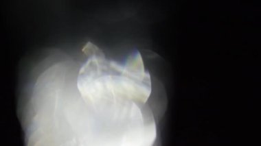 Karanlıkta 4k Soyut Kristal Bokeh. Düzenleme için arkaplanı üst üste koy. Parlak Işık Sızıntısı